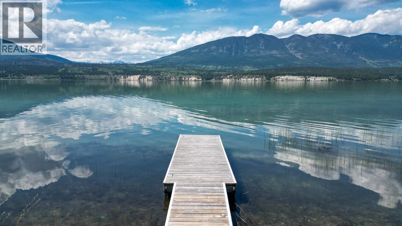 8695 COTTAGE Lane, Canal Flats, British Columbia