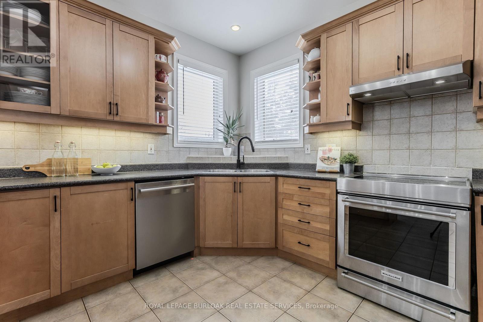 2055 Mountain Grove Avenue, Burlington, Ontario  L7P 2H8 - Photo 7 - W12739228