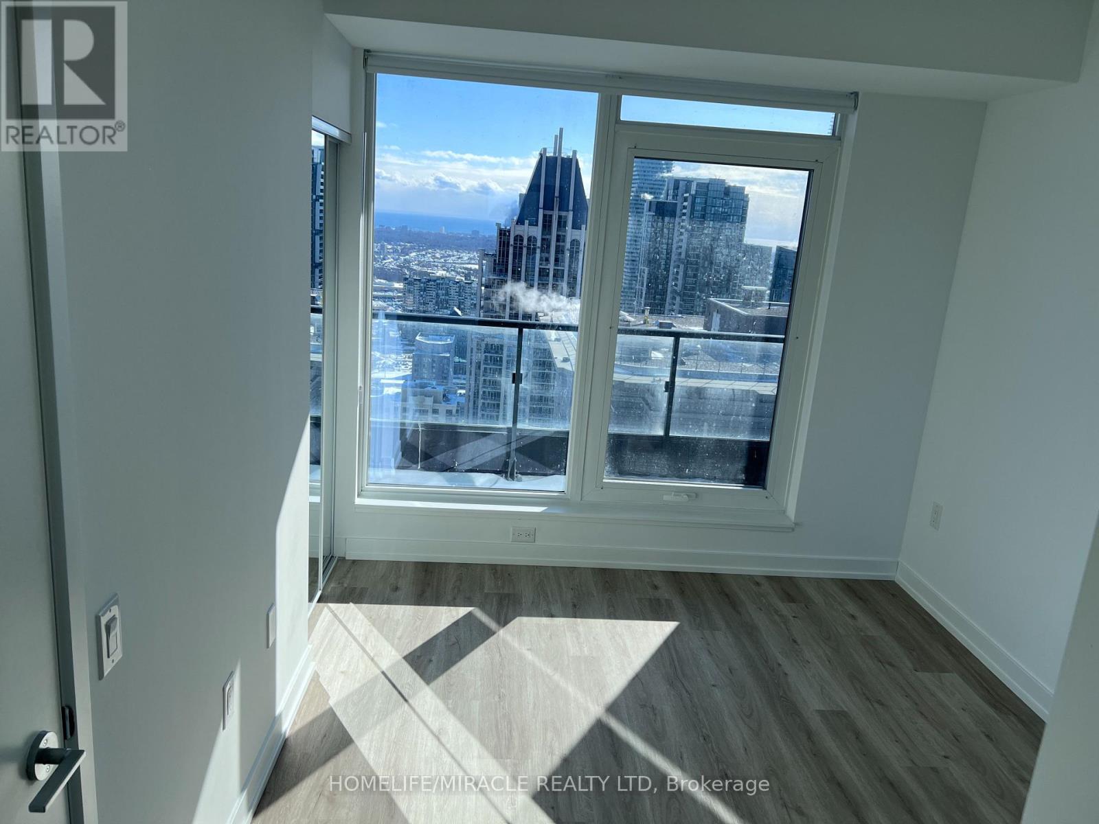 4004 - 395 Square One Drive, Mississauga, Ontario  L5B 0P6 - Photo 13 - W12739270