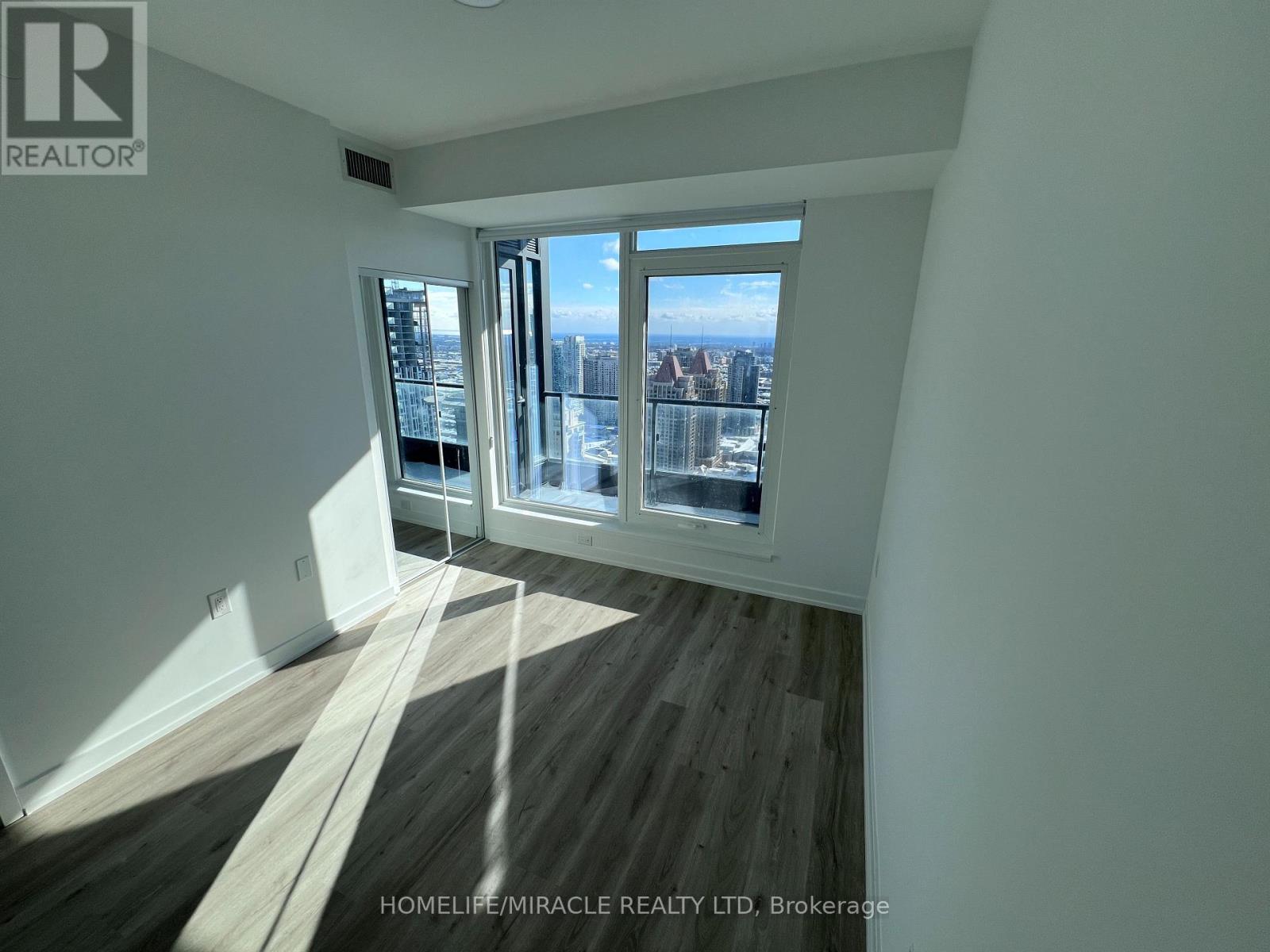 4004 - 395 Square One Drive, Mississauga, Ontario  L5B 0P6 - Photo 14 - W12739270