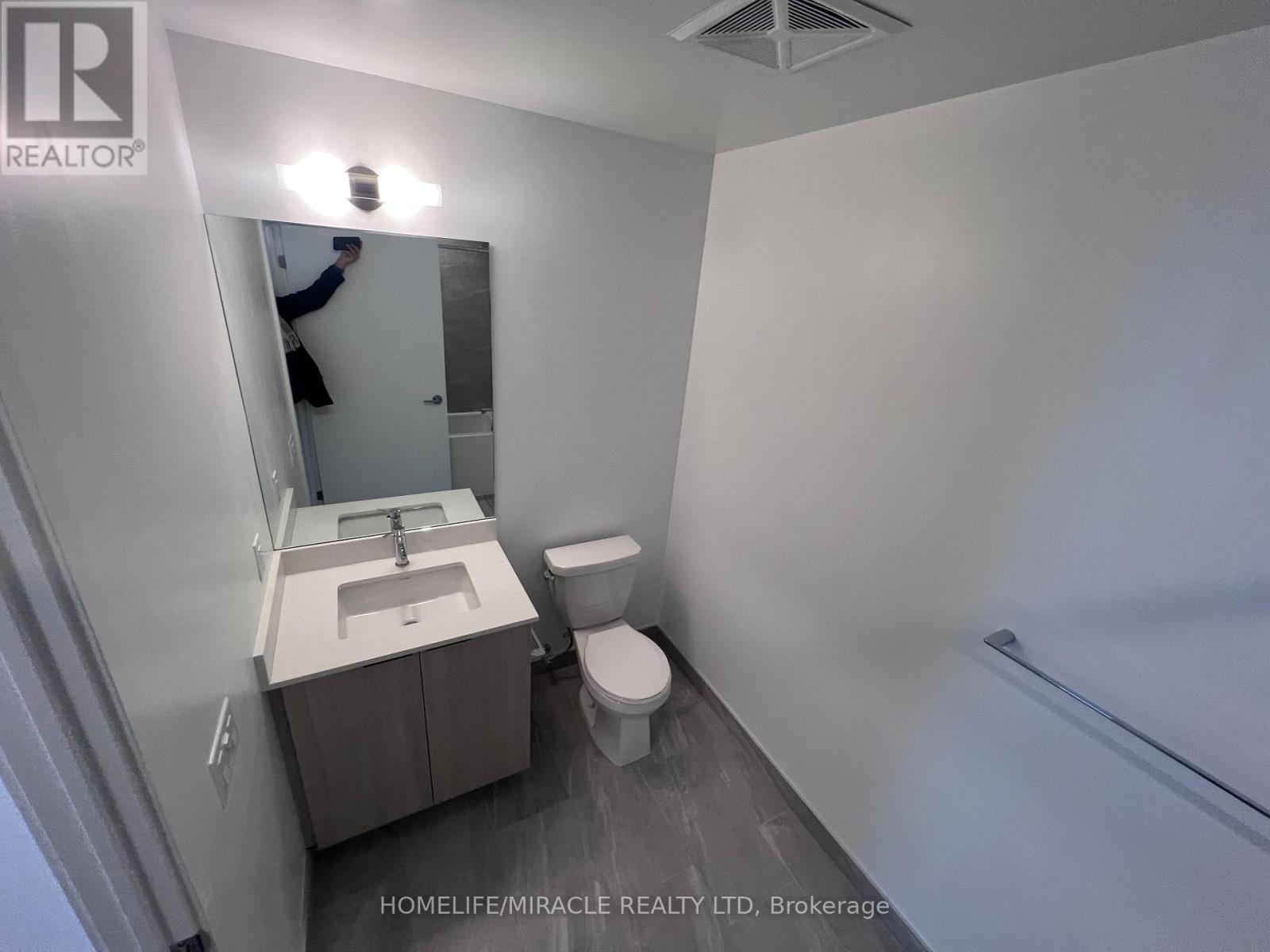 4004 - 395 Square One Drive, Mississauga, Ontario  L5B 0P6 - Photo 19 - W12739270