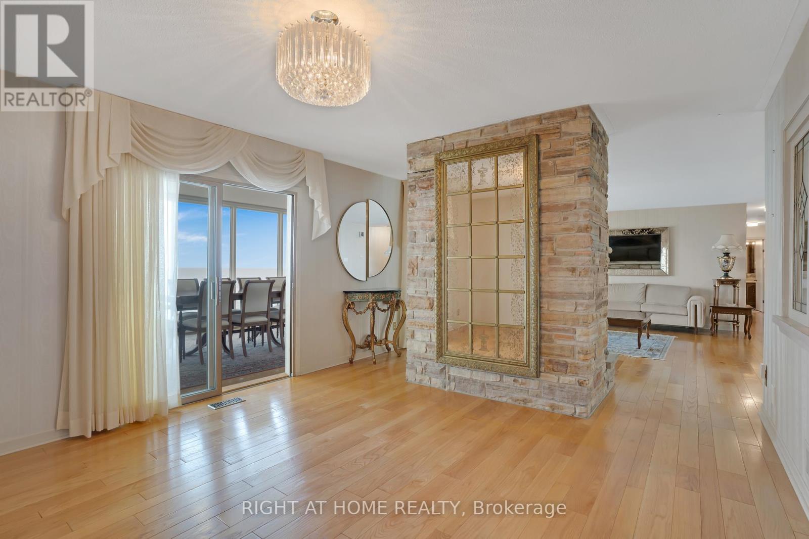 1360 Lakeshore Road W, Oakville, Ontario  L6L 1G2 - Photo 16 - W12739312