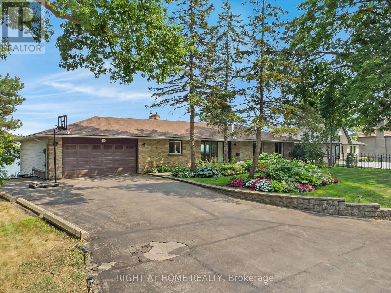 1360 Lakeshore Road W, Oakville, Ontario  L6L 1G2 - Photo 2 - W12739312