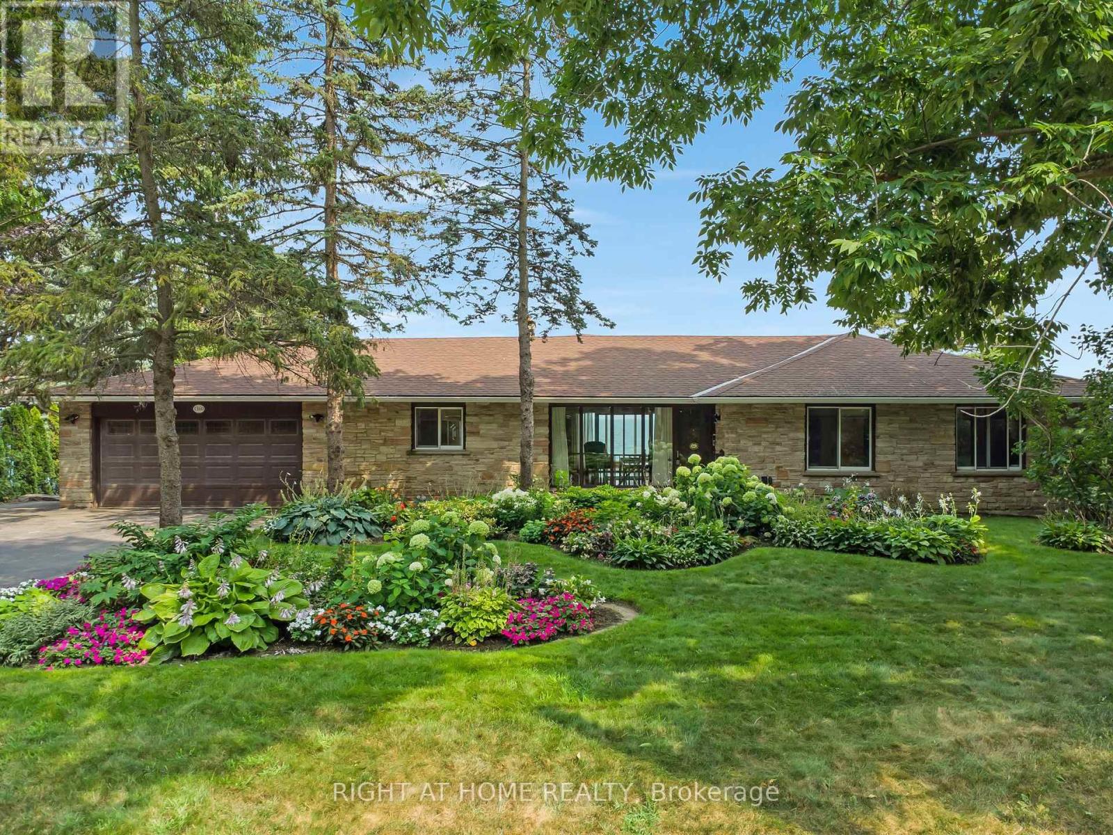 1360 Lakeshore Road W, Oakville, Ontario  L6L 1G2 - Photo 3 - W12739312