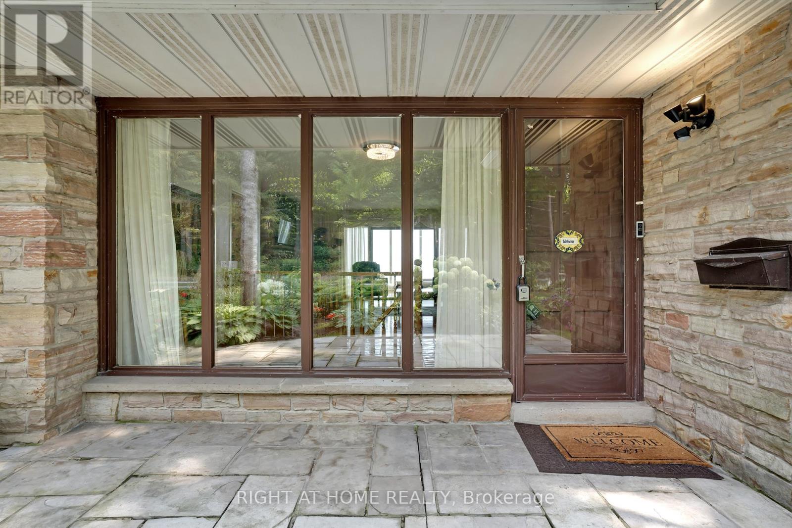 1360 Lakeshore Road W, Oakville, Ontario  L6L 1G2 - Photo 4 - W12739312