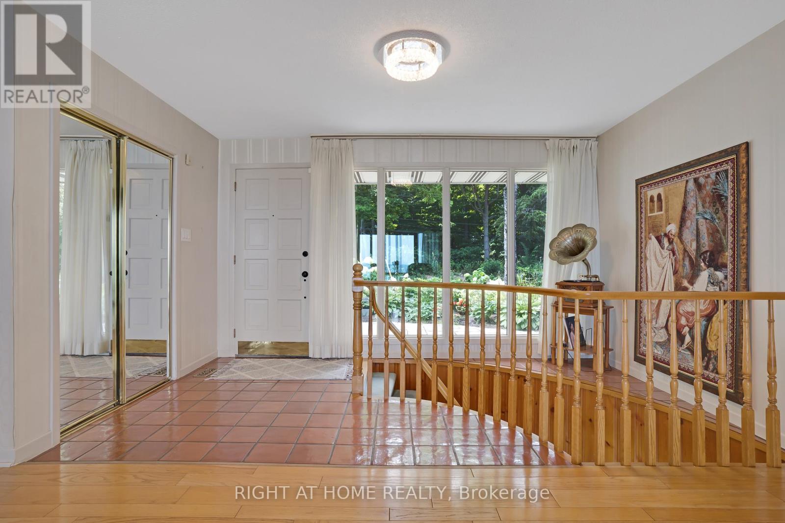 1360 Lakeshore Road W, Oakville, Ontario  L6L 1G2 - Photo 5 - W12739312