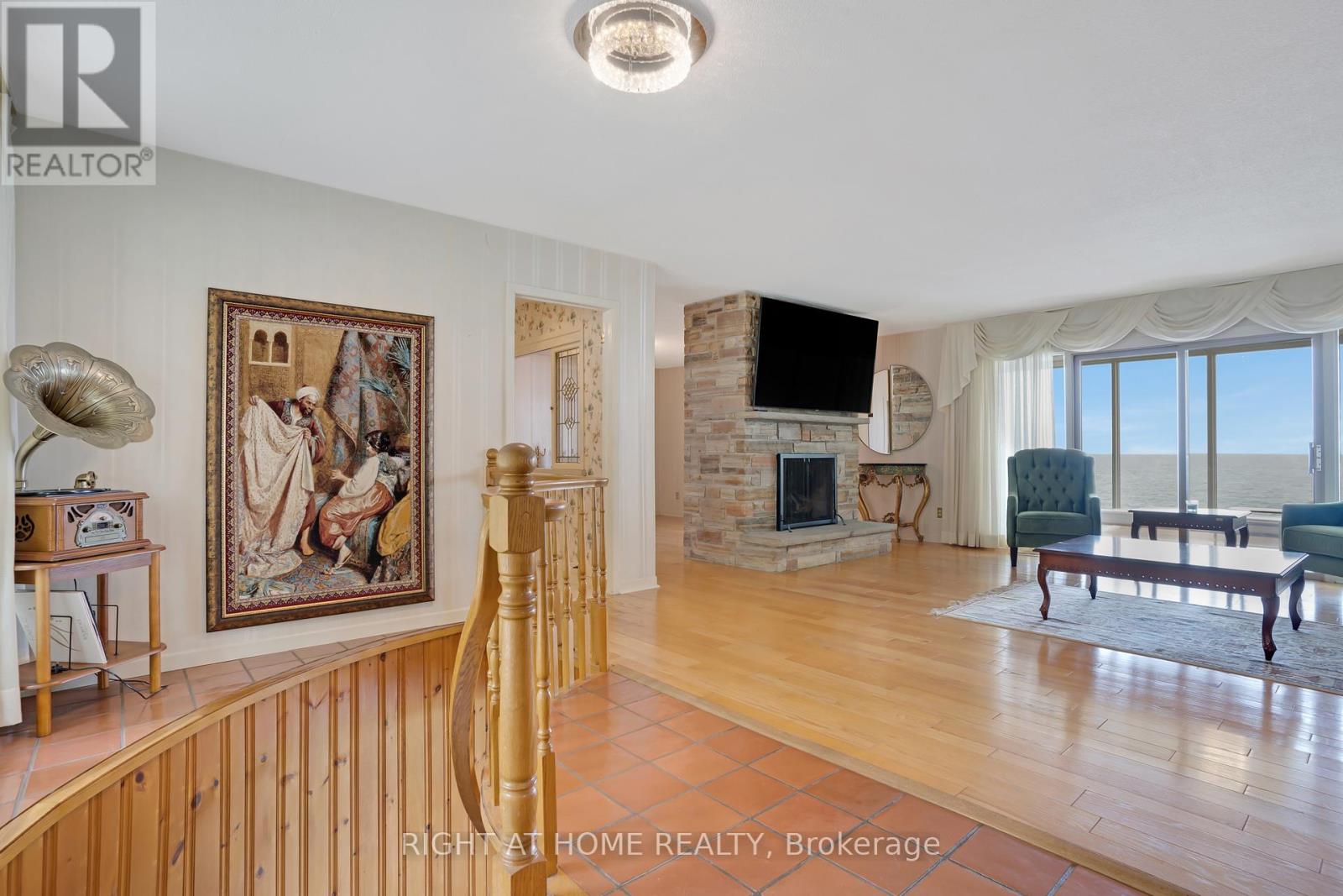 1360 Lakeshore Road W, Oakville, Ontario  L6L 1G2 - Photo 6 - W12739312