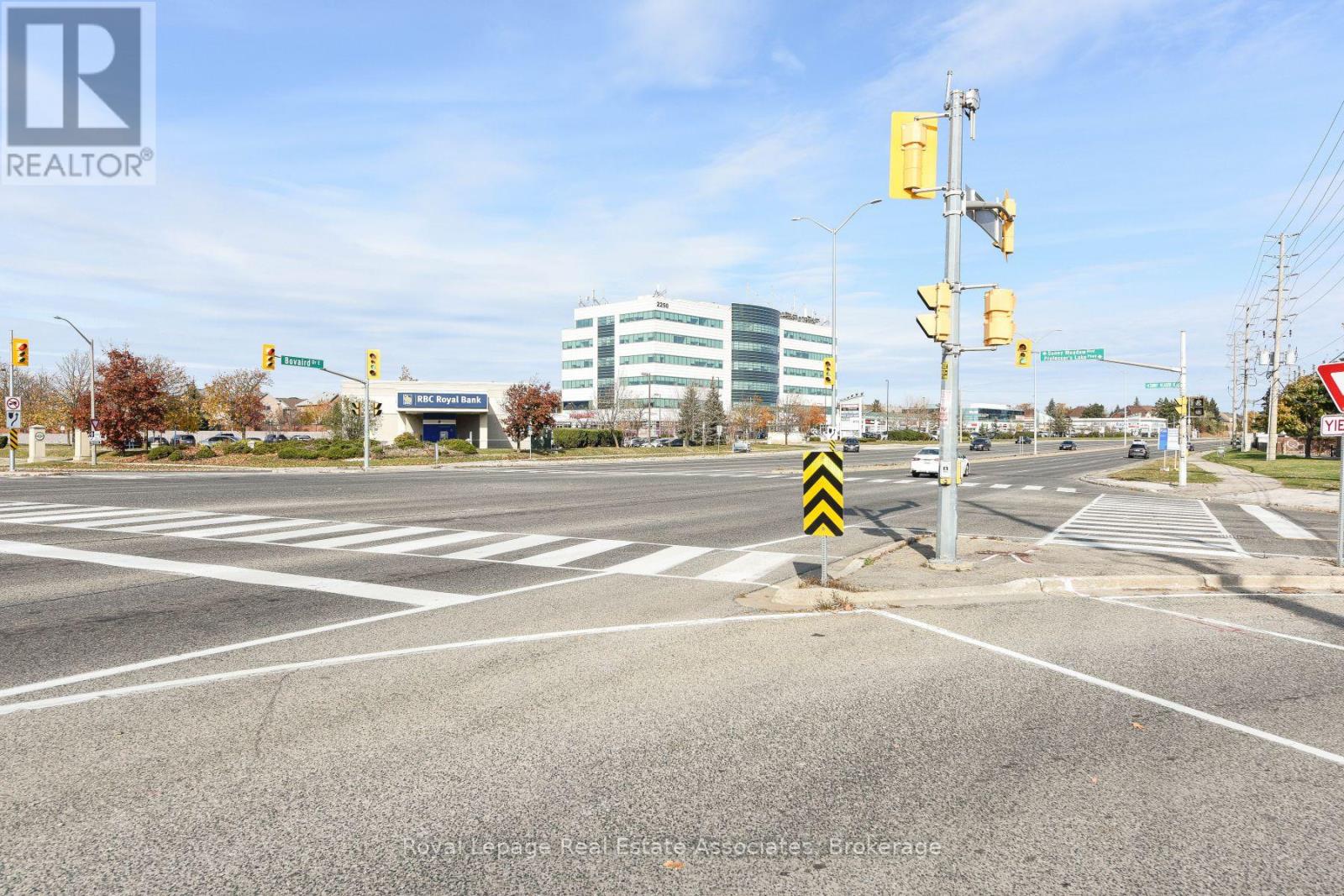 B - 90 Professor's Lake Parkway, Brampton, Ontario  L6S 3V2 - Photo 3 - W12739318