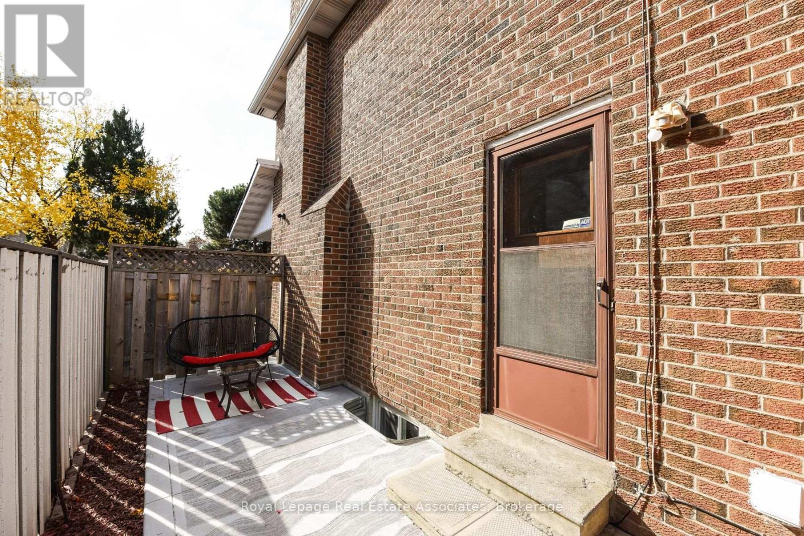 B - 90 Professor's Lake Parkway, Brampton, Ontario  L6S 3V2 - Photo 4 - W12739318