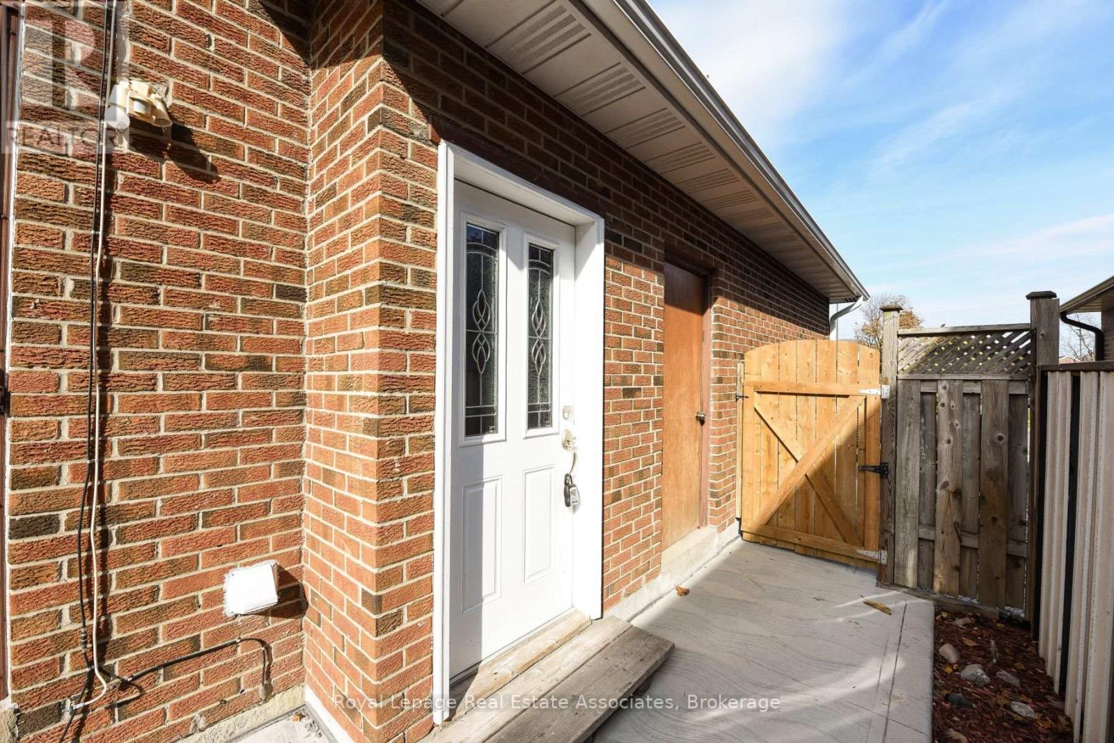 B - 90 Professor's Lake Parkway, Brampton, Ontario  L6S 3V2 - Photo 5 - W12739318