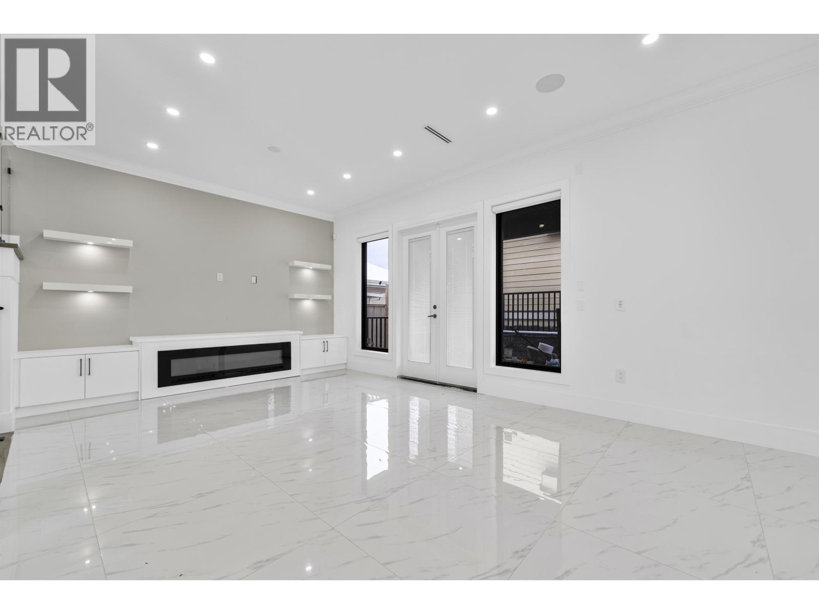 Listing Picture 8 of 30 : 4527 CLINTON STREET, Burnaby / 本拿比 - 魯藝地產 Yvonne Lu Group - MLS Medallion Club Member