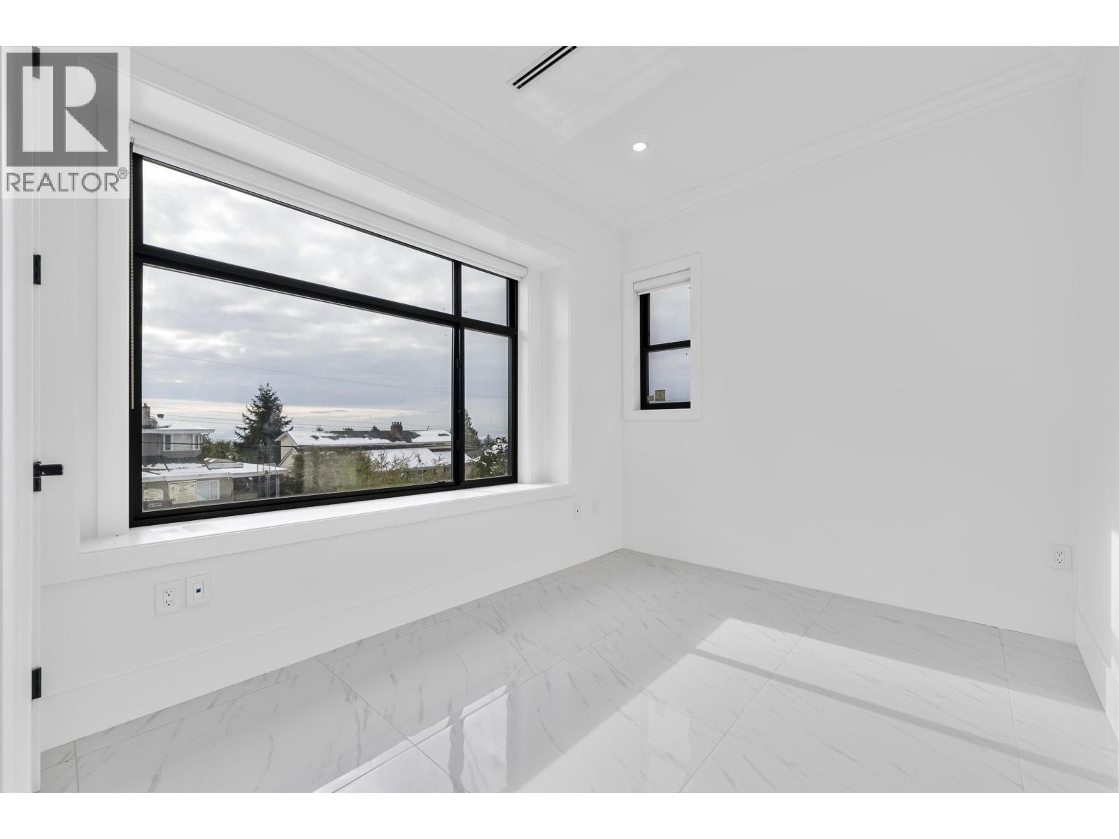 Listing Picture 13 of 30 : 4527 CLINTON STREET, Burnaby / 本拿比 - 魯藝地產 Yvonne Lu Group - MLS Medallion Club Member