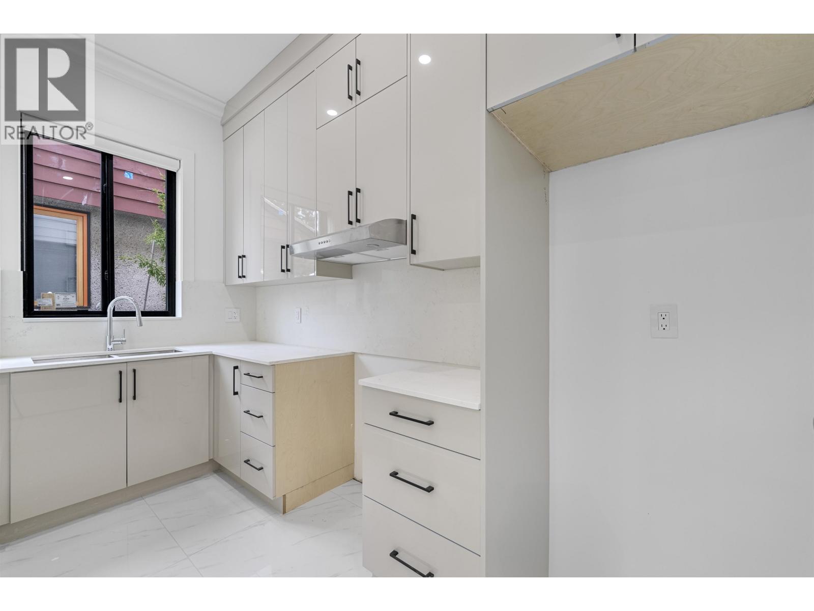 Listing Picture 12 of 30 : 4527 CLINTON STREET, Burnaby / 本拿比 - 魯藝地產 Yvonne Lu Group - MLS Medallion Club Member