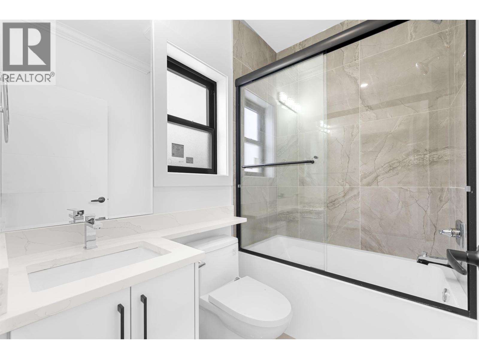 Listing Picture 19 of 30 : 4527 CLINTON STREET, Burnaby / 本拿比 - 魯藝地產 Yvonne Lu Group - MLS Medallion Club Member