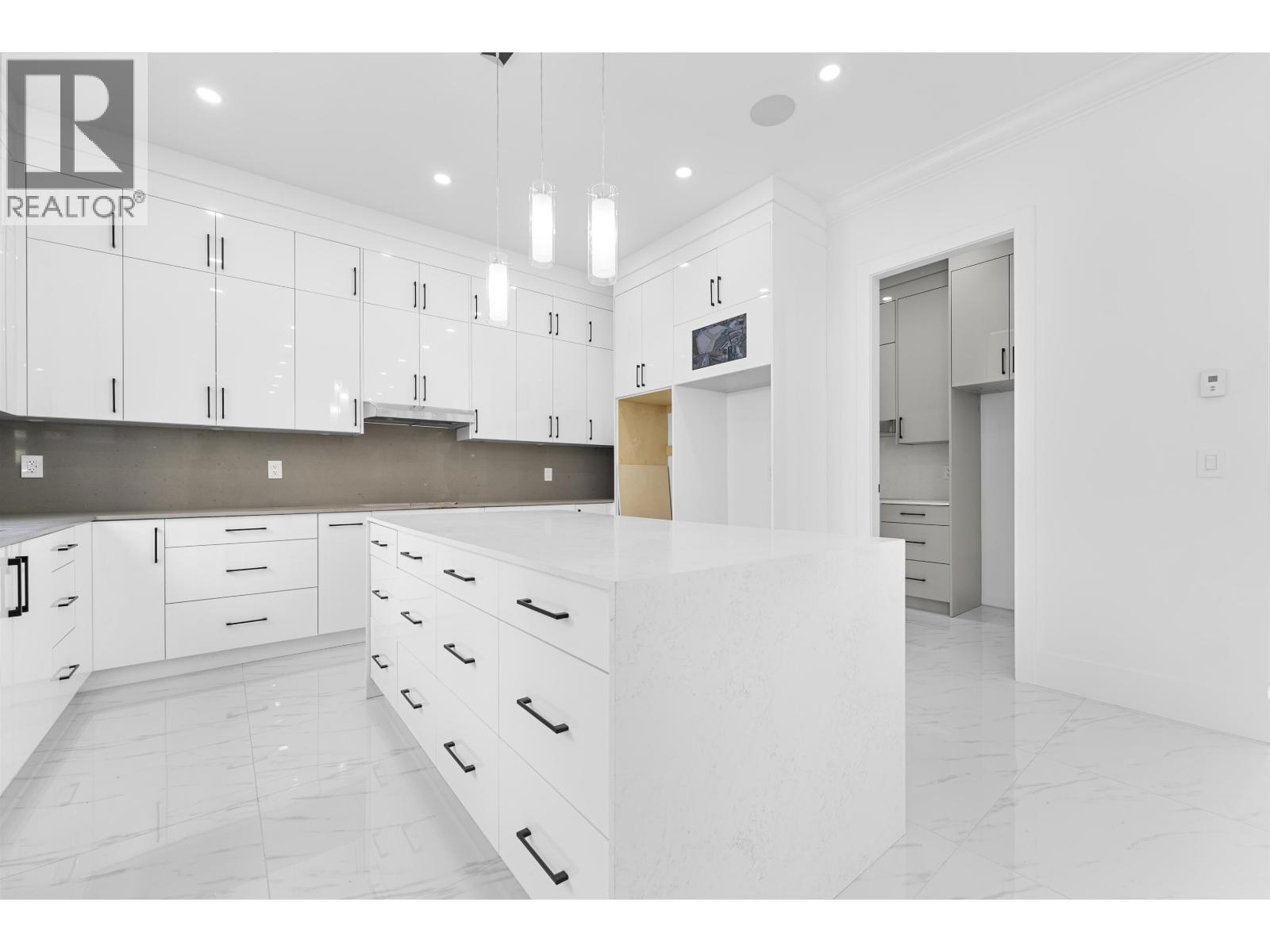 Listing Picture 10 of 30 : 4527 CLINTON STREET, Burnaby / 本拿比 - 魯藝地產 Yvonne Lu Group - MLS Medallion Club Member