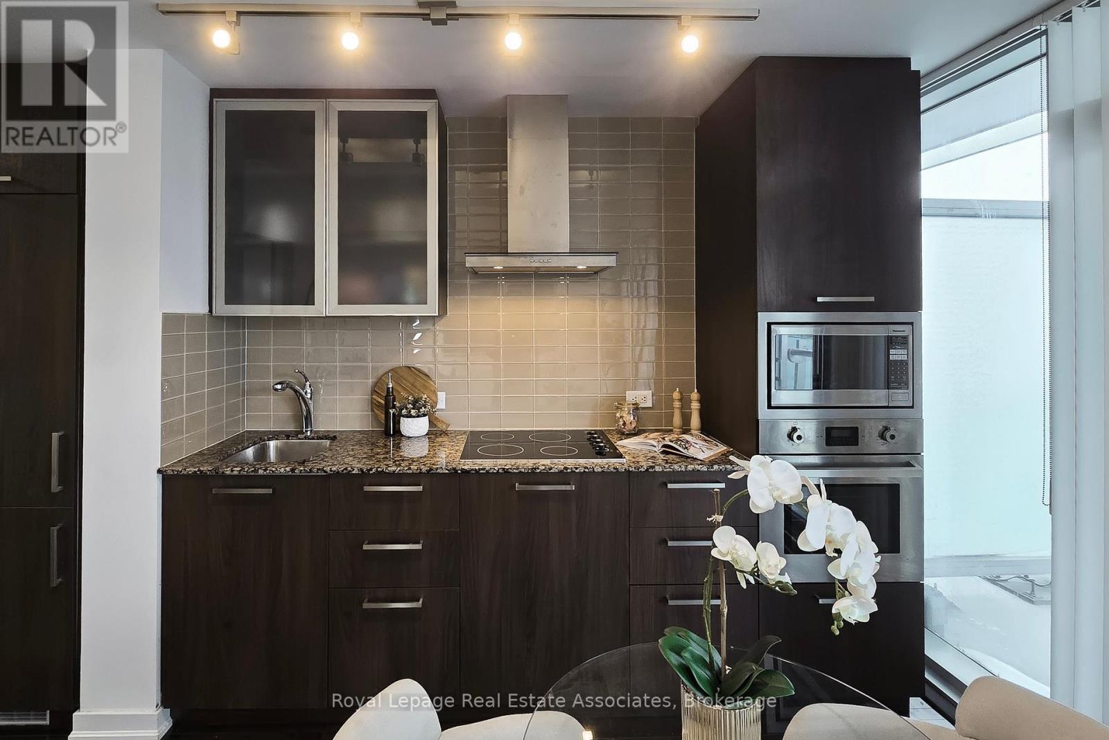 1705 - 12 York Street, Toronto, Ontario  M5J 0A9 - Photo 10 - C12739430