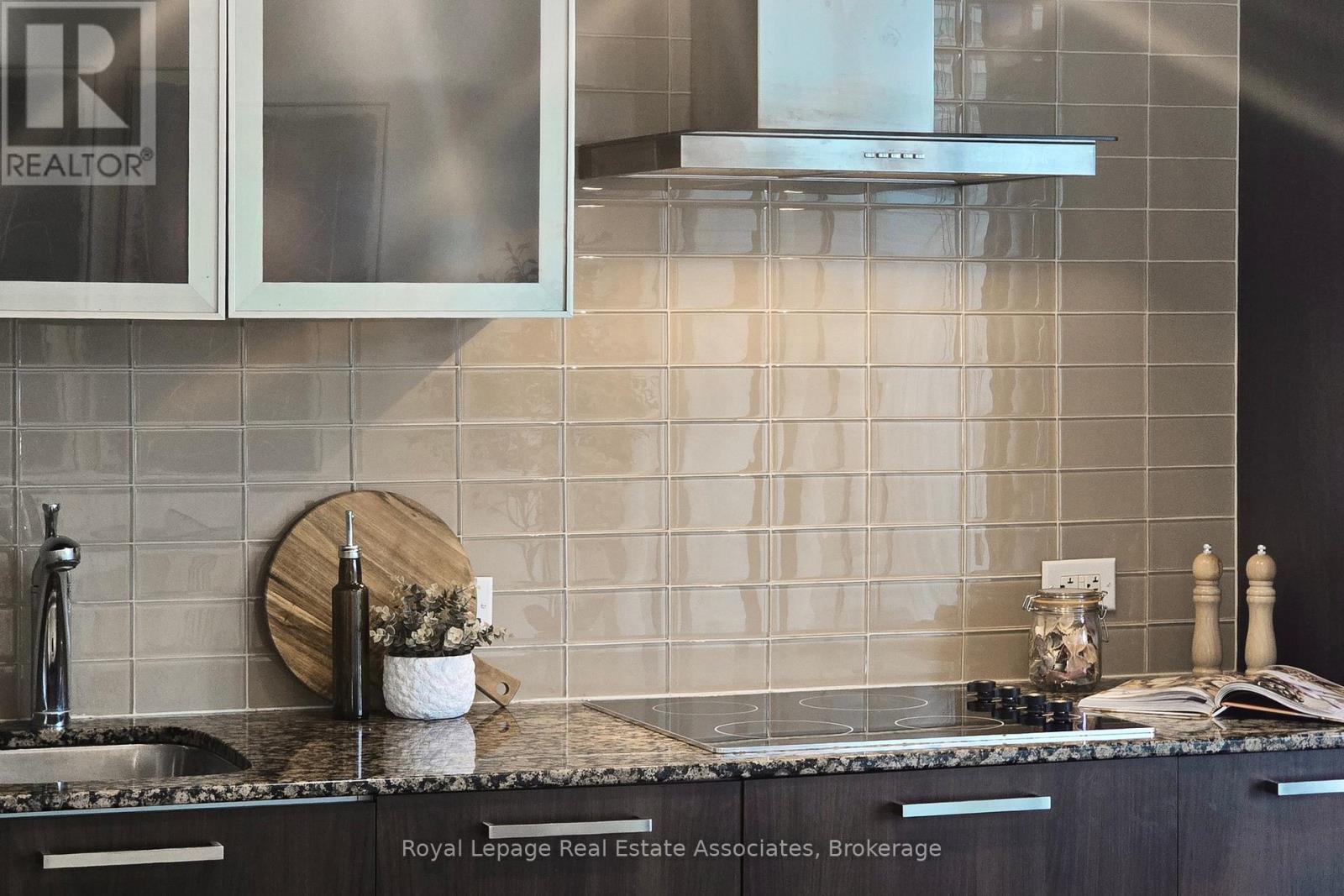 1705 - 12 York Street, Toronto, Ontario  M5J 0A9 - Photo 12 - C12739430