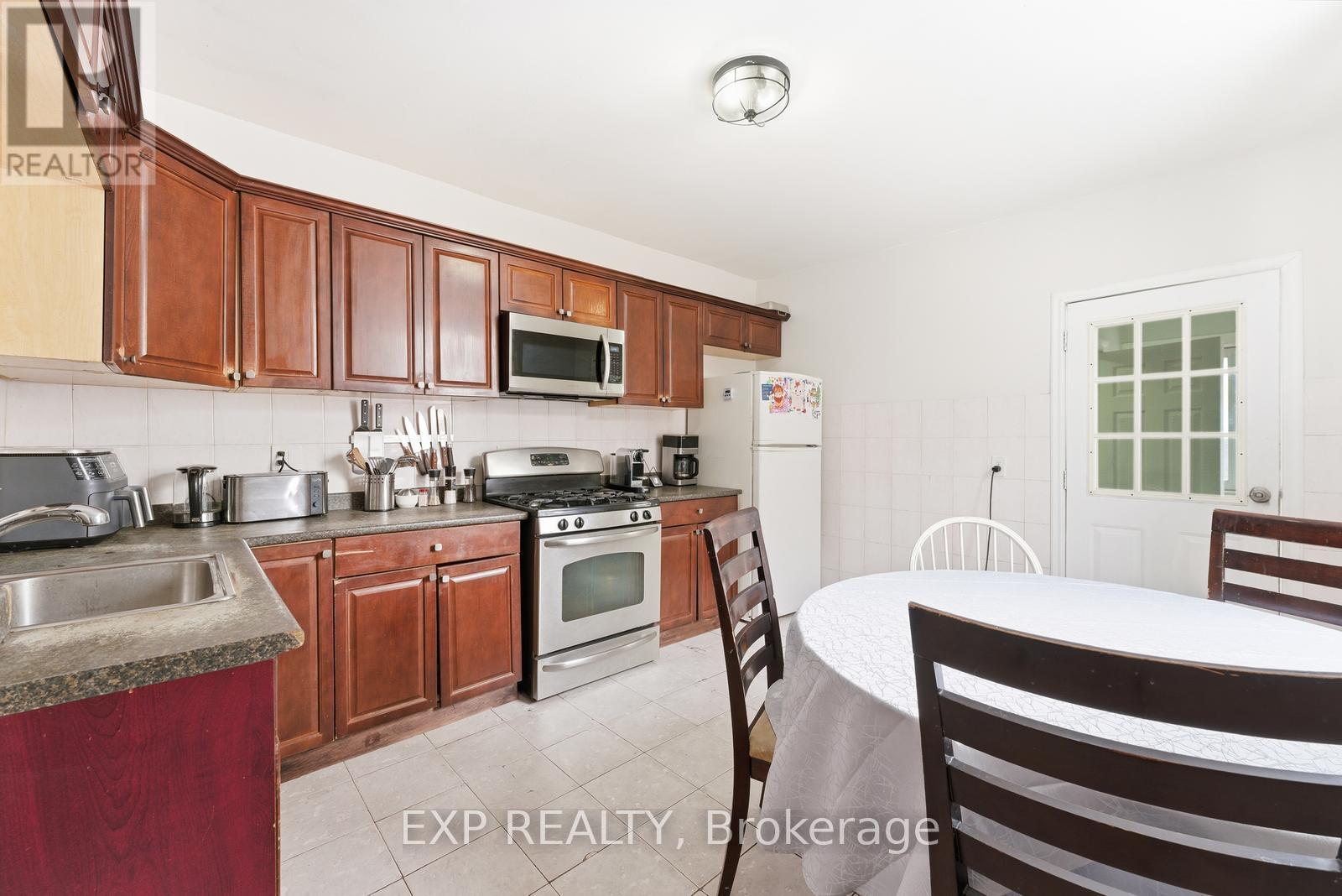 20 Muir Avenue, Toronto, Ontario  M6H 1E8 - Photo 6 - C12739448