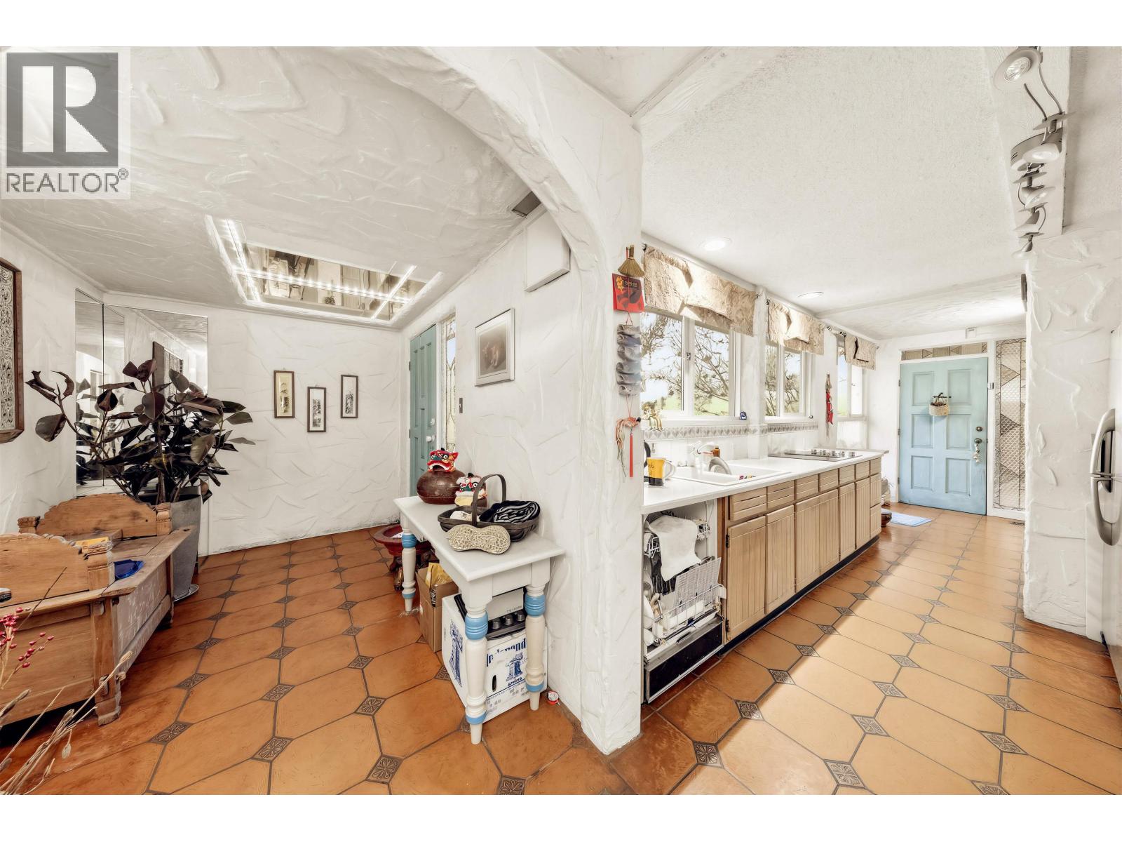 1670 Ayleslynn Drive, North Vancouver, British Columbia  V7J 2T3 - Photo 4 - R3083636