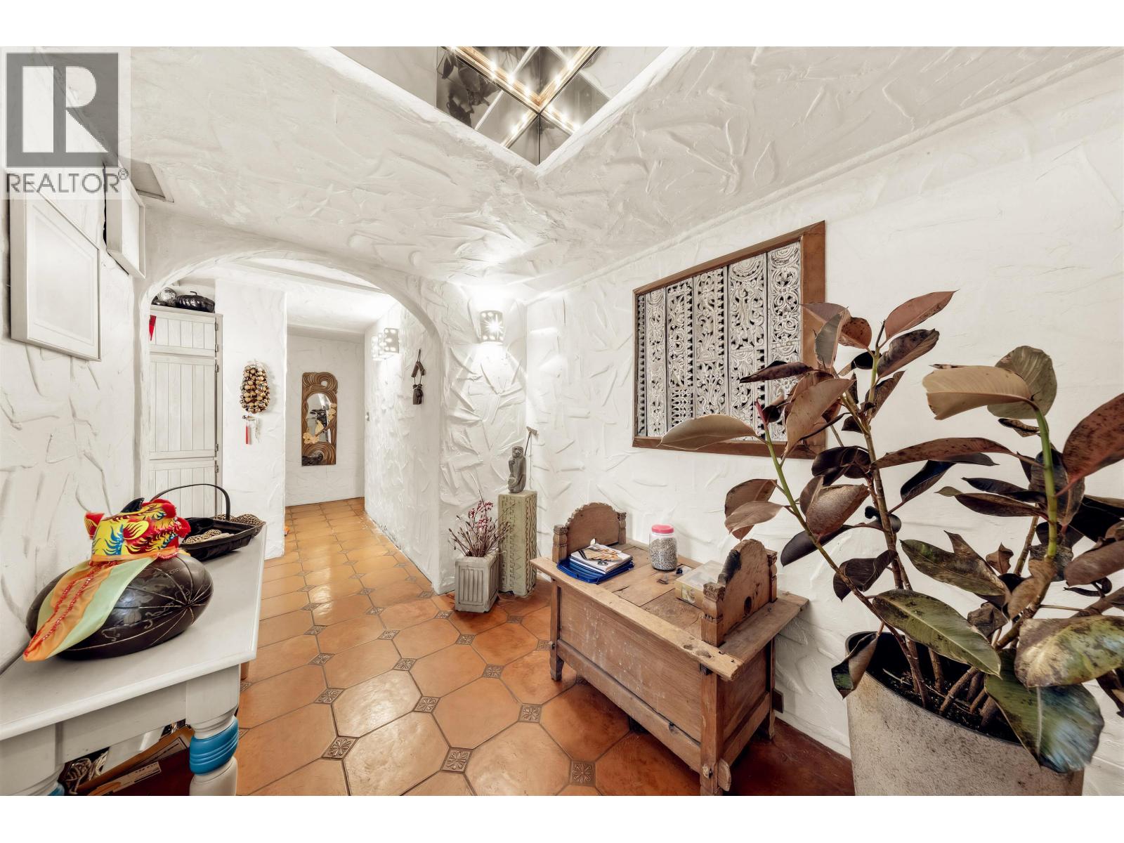 1670 Ayleslynn Drive, North Vancouver, British Columbia  V7J 2T3 - Photo 3 - R3083636