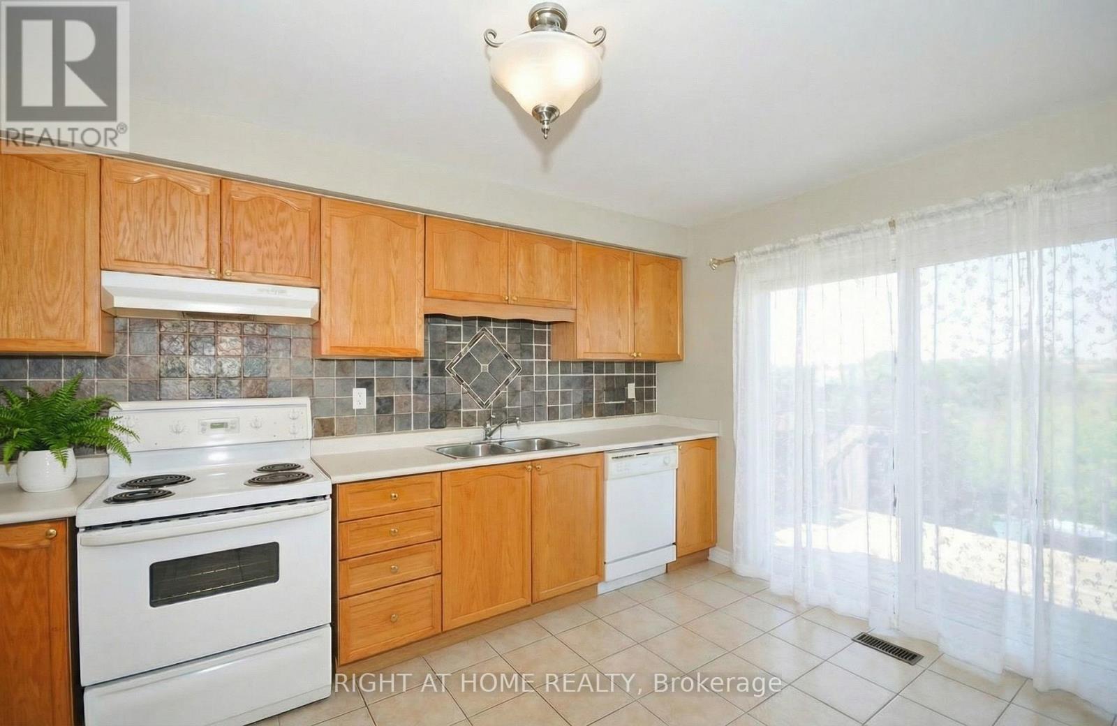 1628 Stover Crescent, Milton, Ontario  L9T 5N4 - Photo 5 - W12510942