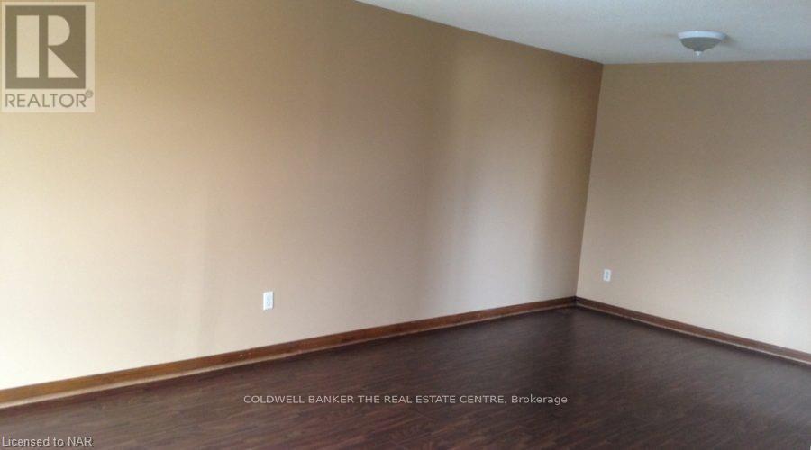 Bedrm 4 - 3 Baxter Crescent, Thorold, Ontario  L2V 4S1 - Photo 3 - X12093413