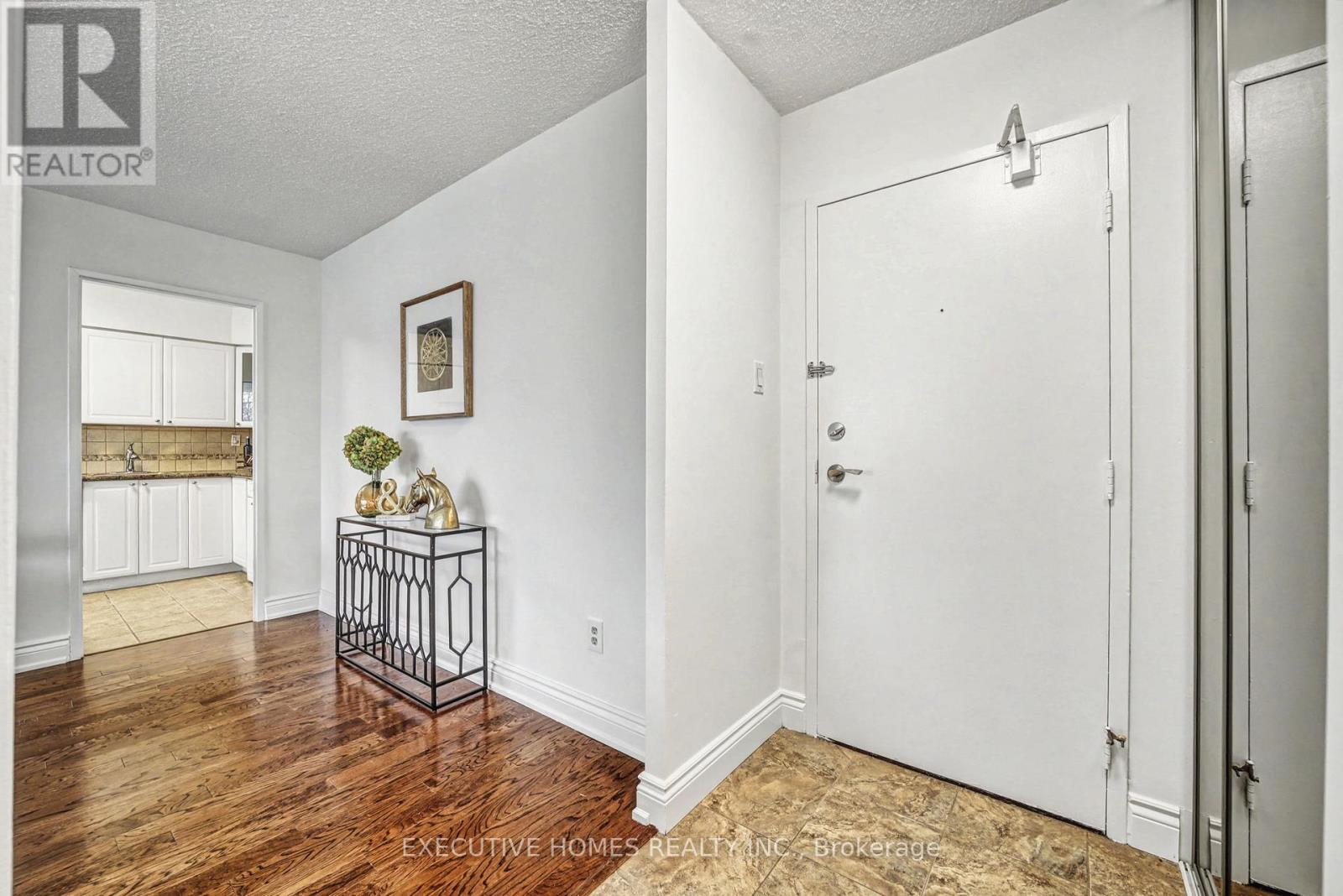 504 - 80 Quebec Avenue, Toronto, Ontario  M6P 4B7 - Photo 4 - W12739358