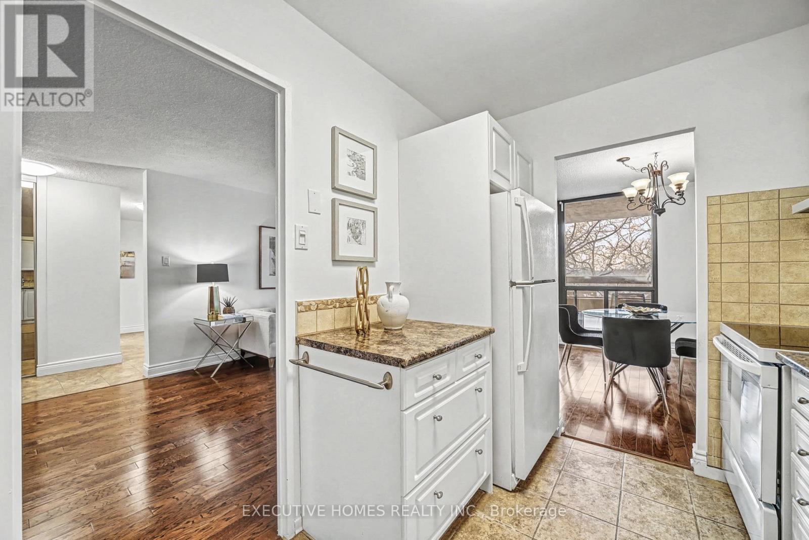 504 - 80 Quebec Avenue, Toronto, Ontario  M6P 4B7 - Photo 9 - W12739358