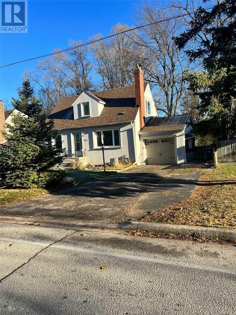 1485 Applewood Road, Mississauga, Ontario  L5E 2M2 - Photo 2 - W12739416