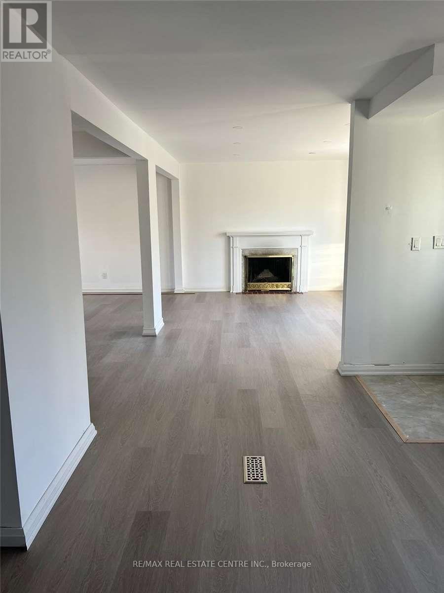 1485 Applewood Road, Mississauga, Ontario  L5E 2M2 - Photo 3 - W12739416