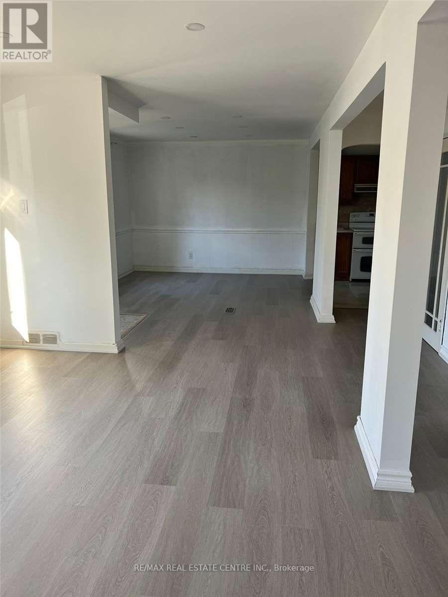 1485 Applewood Road, Mississauga, Ontario  L5E 2M2 - Photo 5 - W12739416