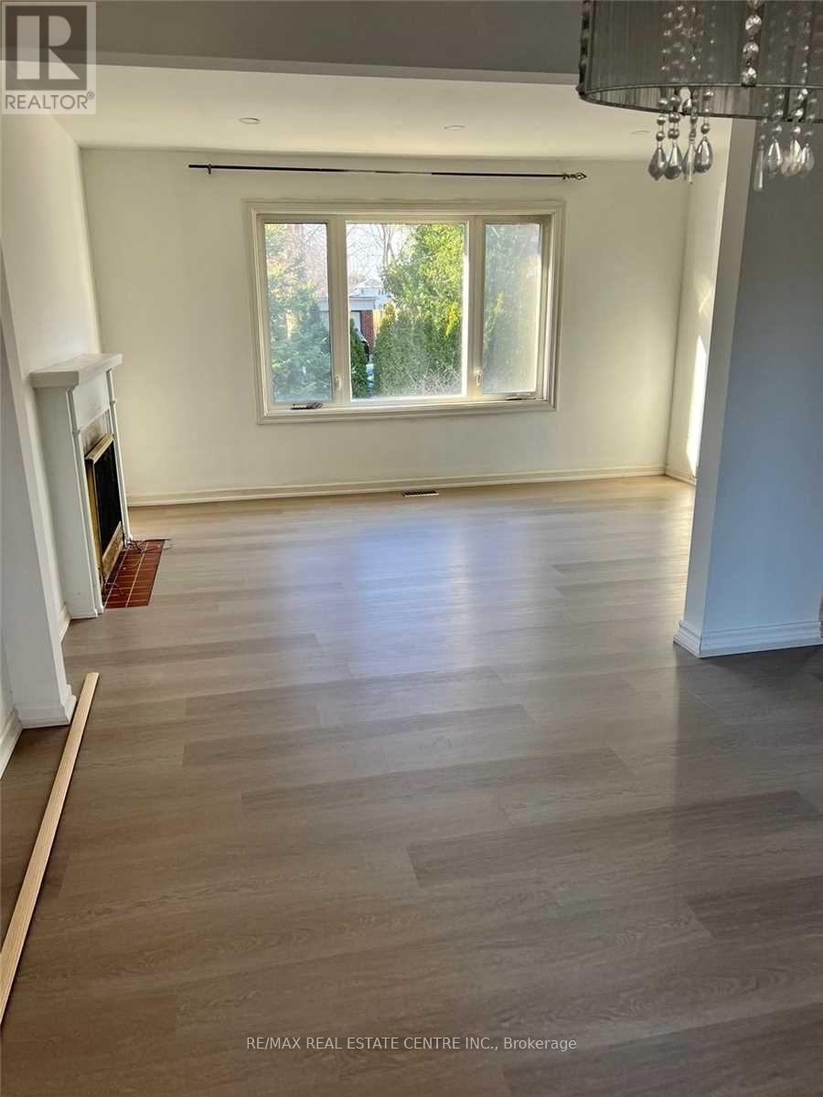 1485 Applewood Road, Mississauga, Ontario  L5E 2M2 - Photo 6 - W12739416