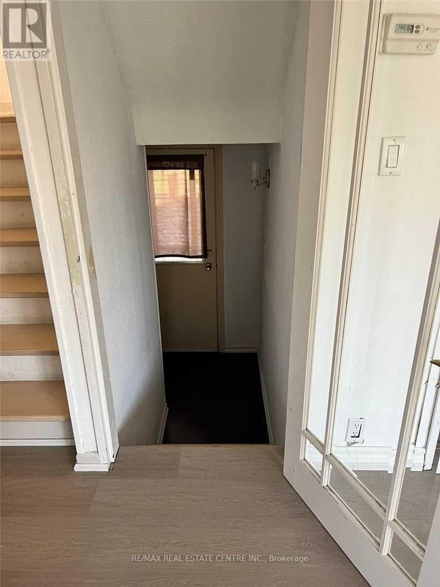 1485 Applewood Road, Mississauga, Ontario  L5E 2M2 - Photo 7 - W12739416