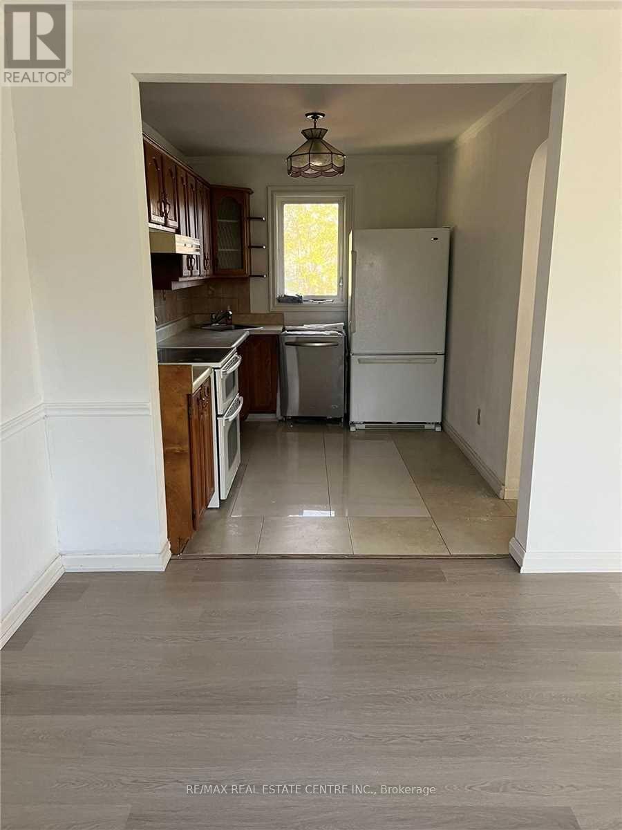 1485 Applewood Road, Mississauga, Ontario  L5E 2M2 - Photo 8 - W12739416