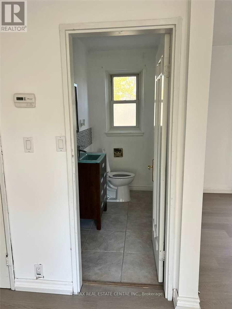 1485 Applewood Road, Mississauga, Ontario  L5E 2M2 - Photo 9 - W12739416