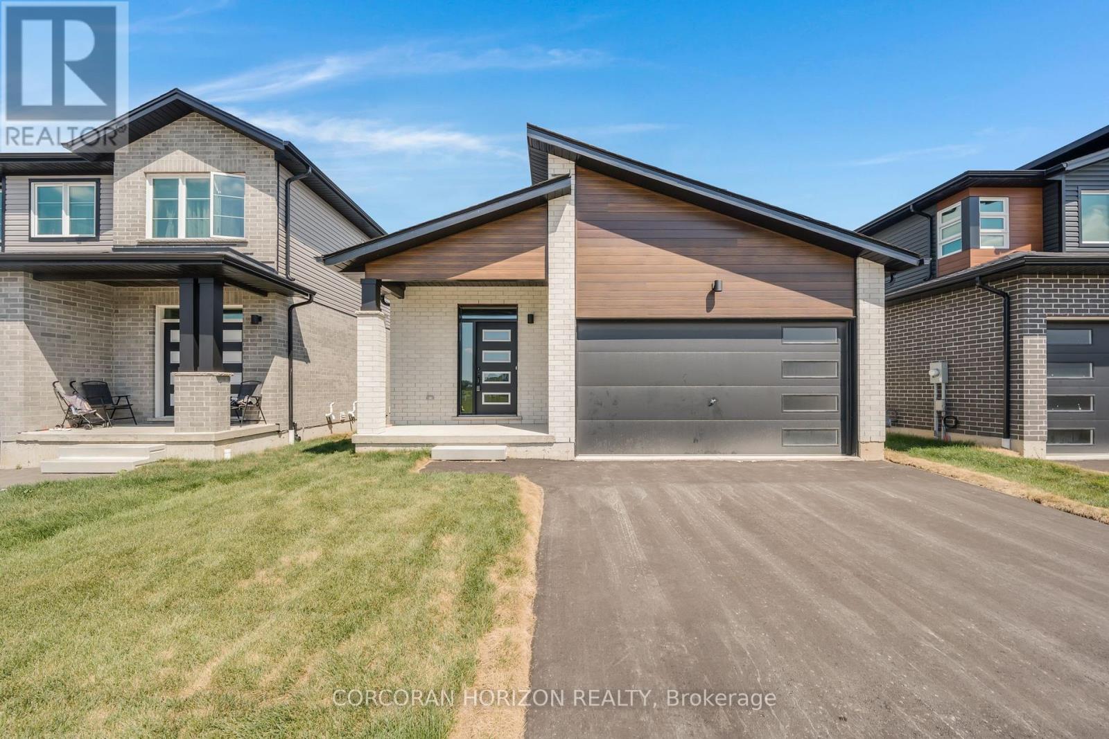 52 MOON CRESCENT, Cambridge, Ontario