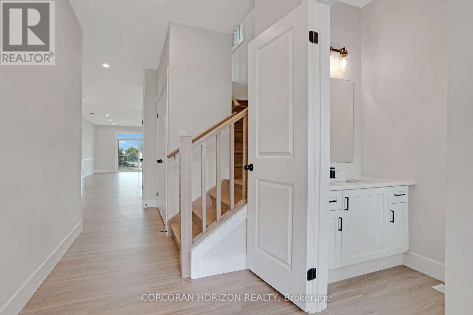 24 Moon Crescent, Cambridge, Ontario  N1S 5A7 - Photo 4 - X12739400