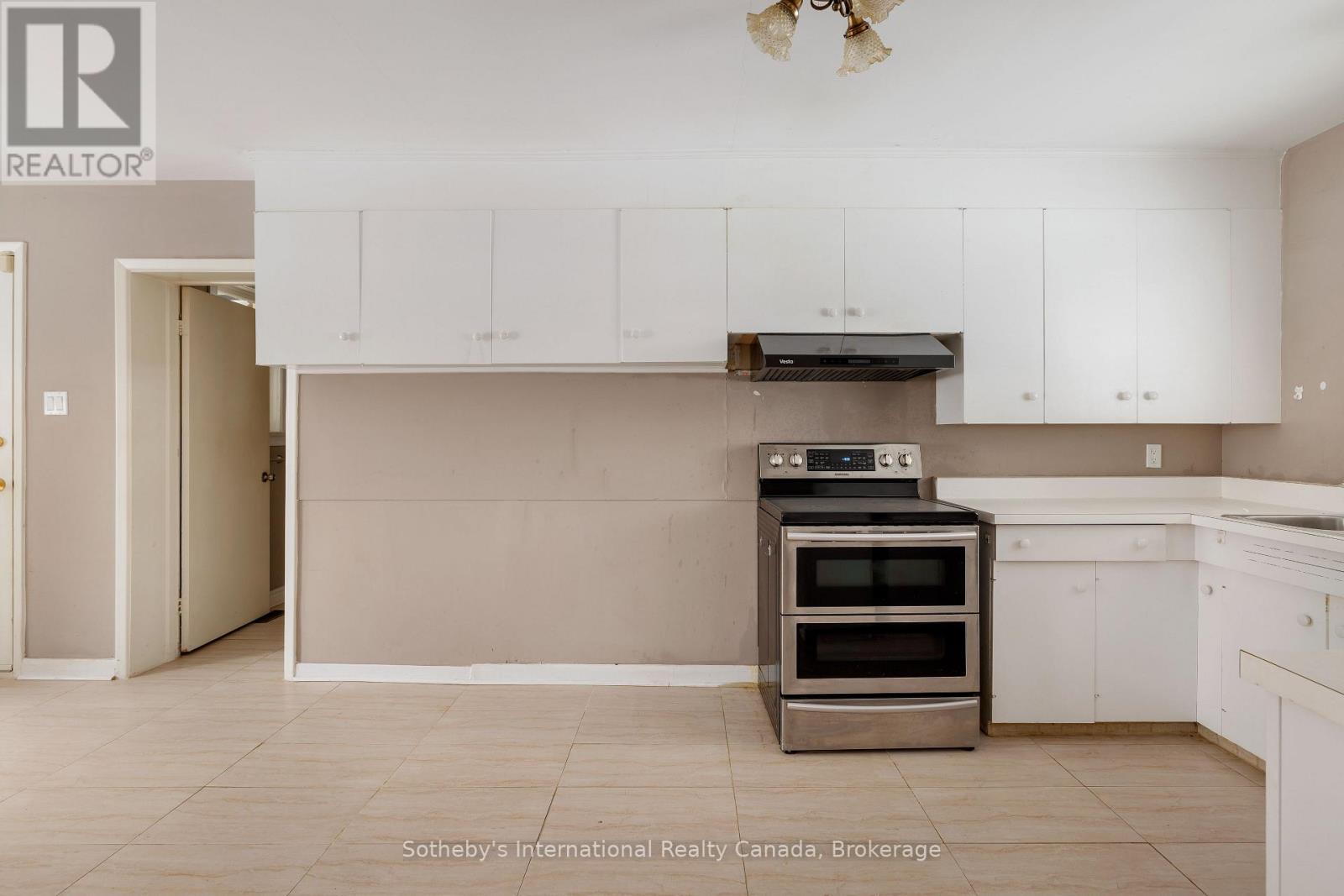 272 Pinehurst Drive, Oakville, Ontario  L6J 4X3 - Photo 9 - W12737010