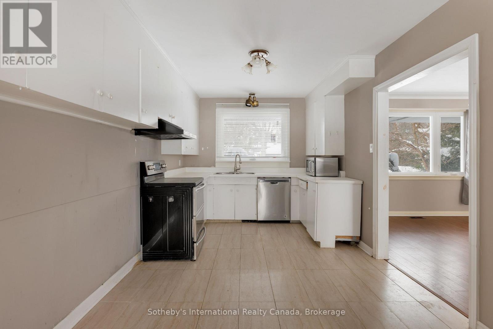 272 Pinehurst Drive, Oakville, Ontario  L6J 4X3 - Photo 8 - W12737010