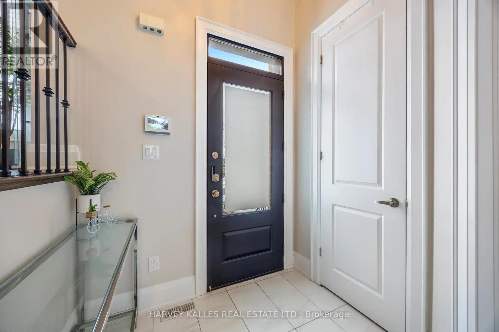 575 Fairlawn Avenue, Toronto, Ontario  M5M 1V7 - Photo 3 - C12739580