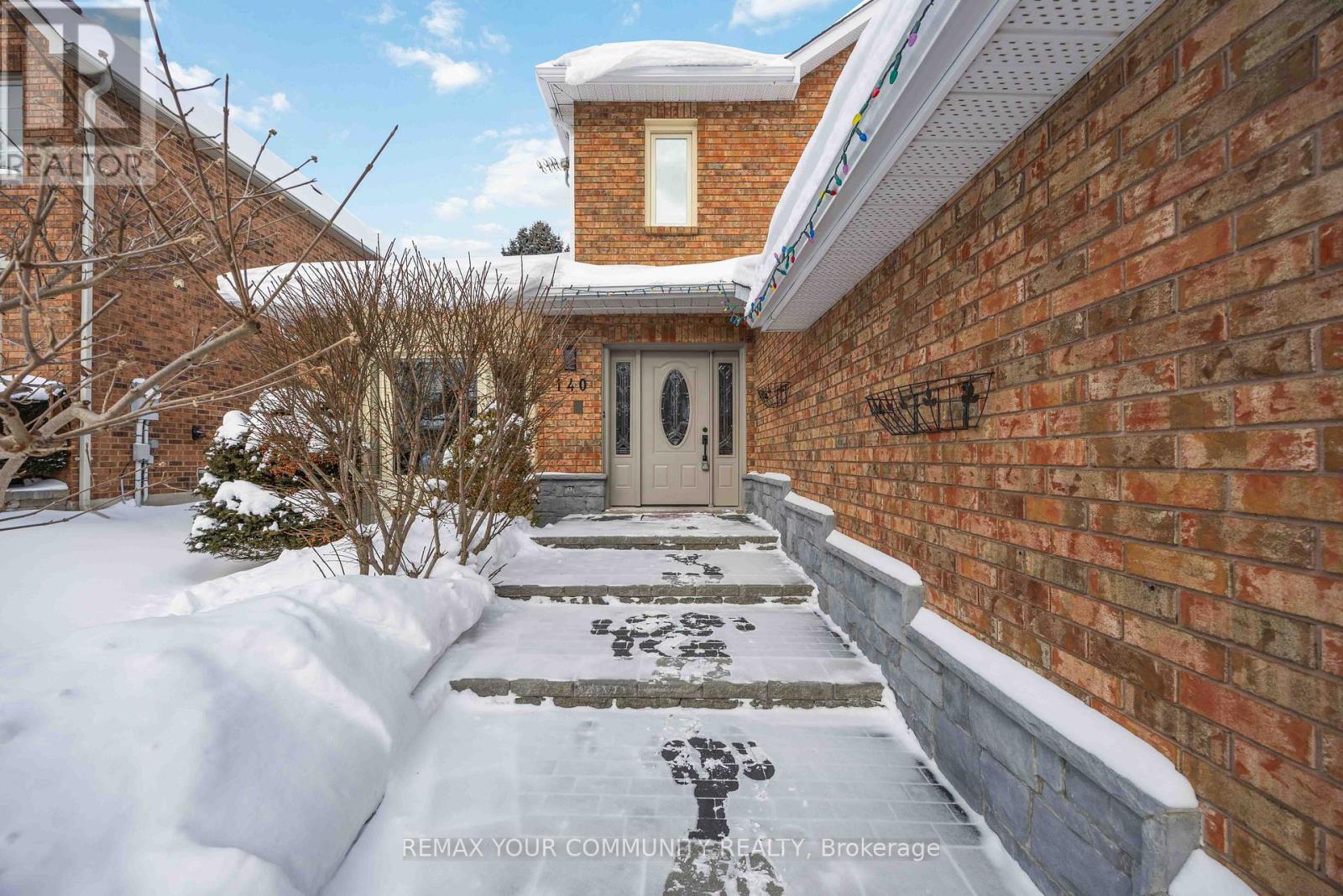 140 Heathwood Heights Drive, Aurora, Ontario  L4G 4W2 - Photo 3 - N12737572