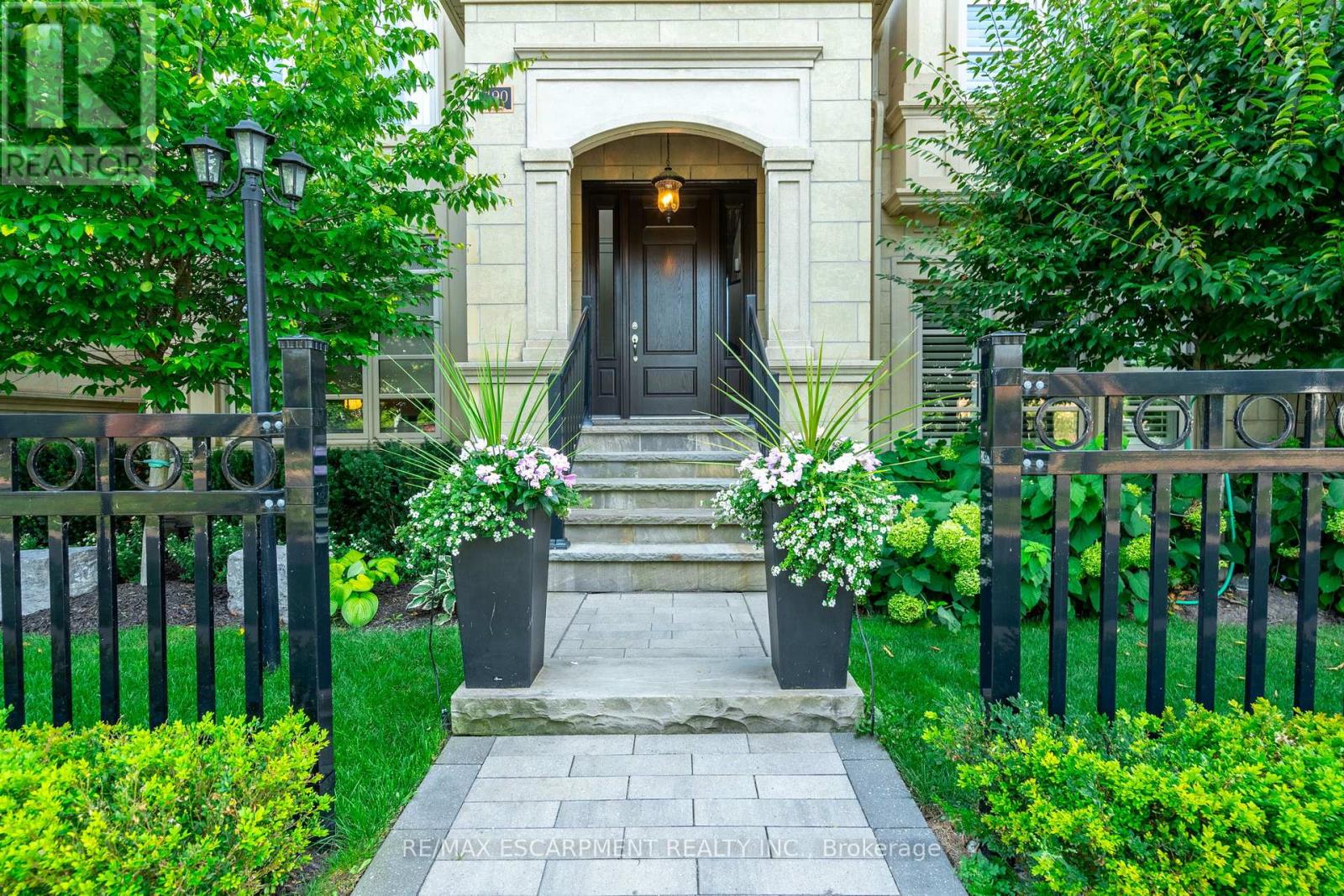 190 Dorval Drive, Oakville, Ontario  L6K 0H3 - Photo 4 - W12739554