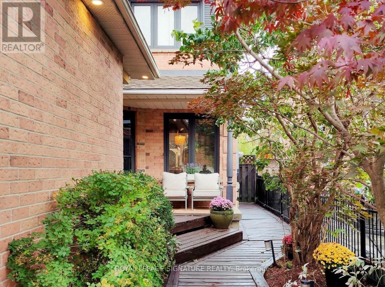 Room - 462 Luzon Crescent, Mississauga, Ontario  L5B 3W9 - Photo 2 - W12739594