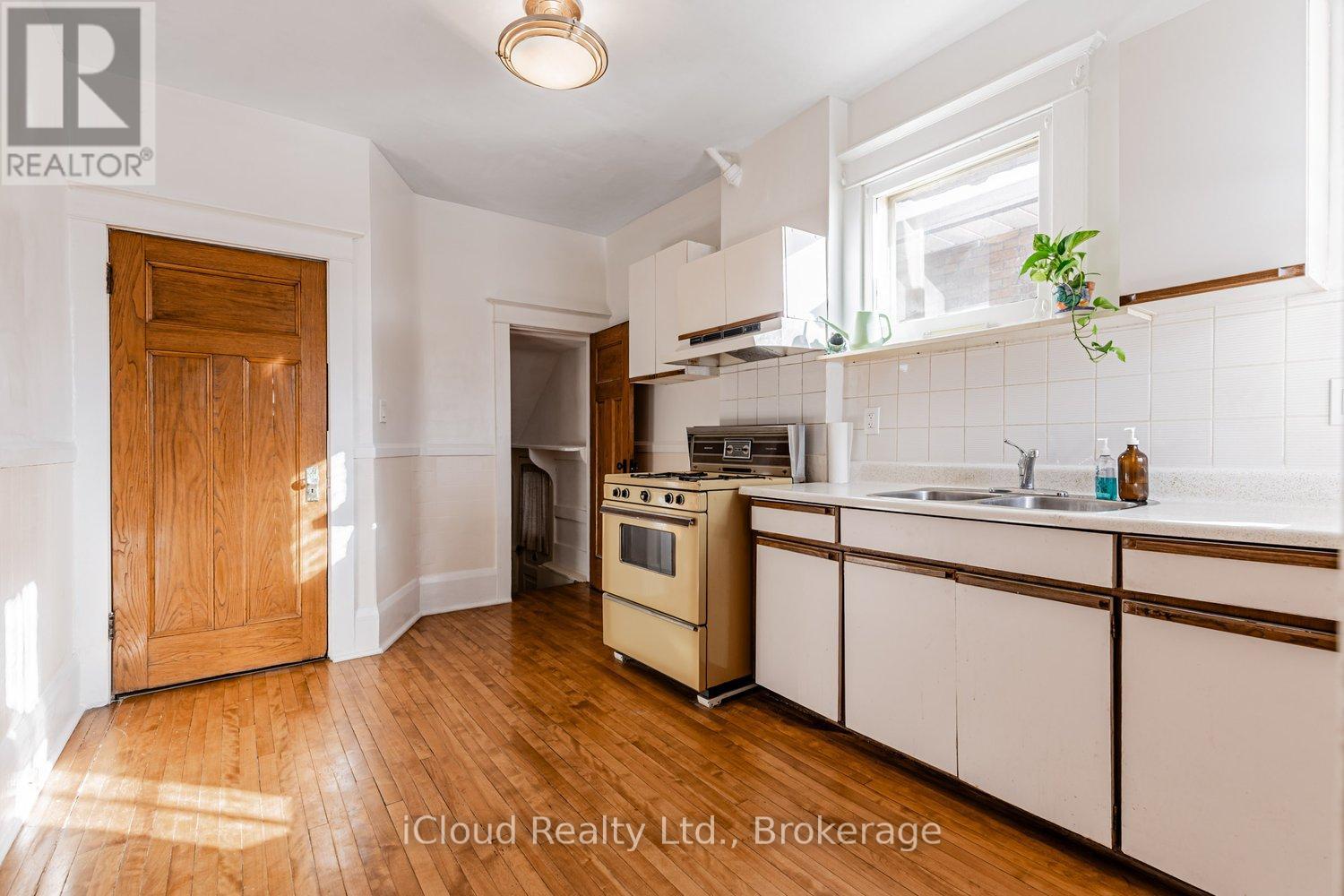 74 Glendale Avenue, Toronto, Ontario  M6R 2T1 - Photo 21 - W12739608