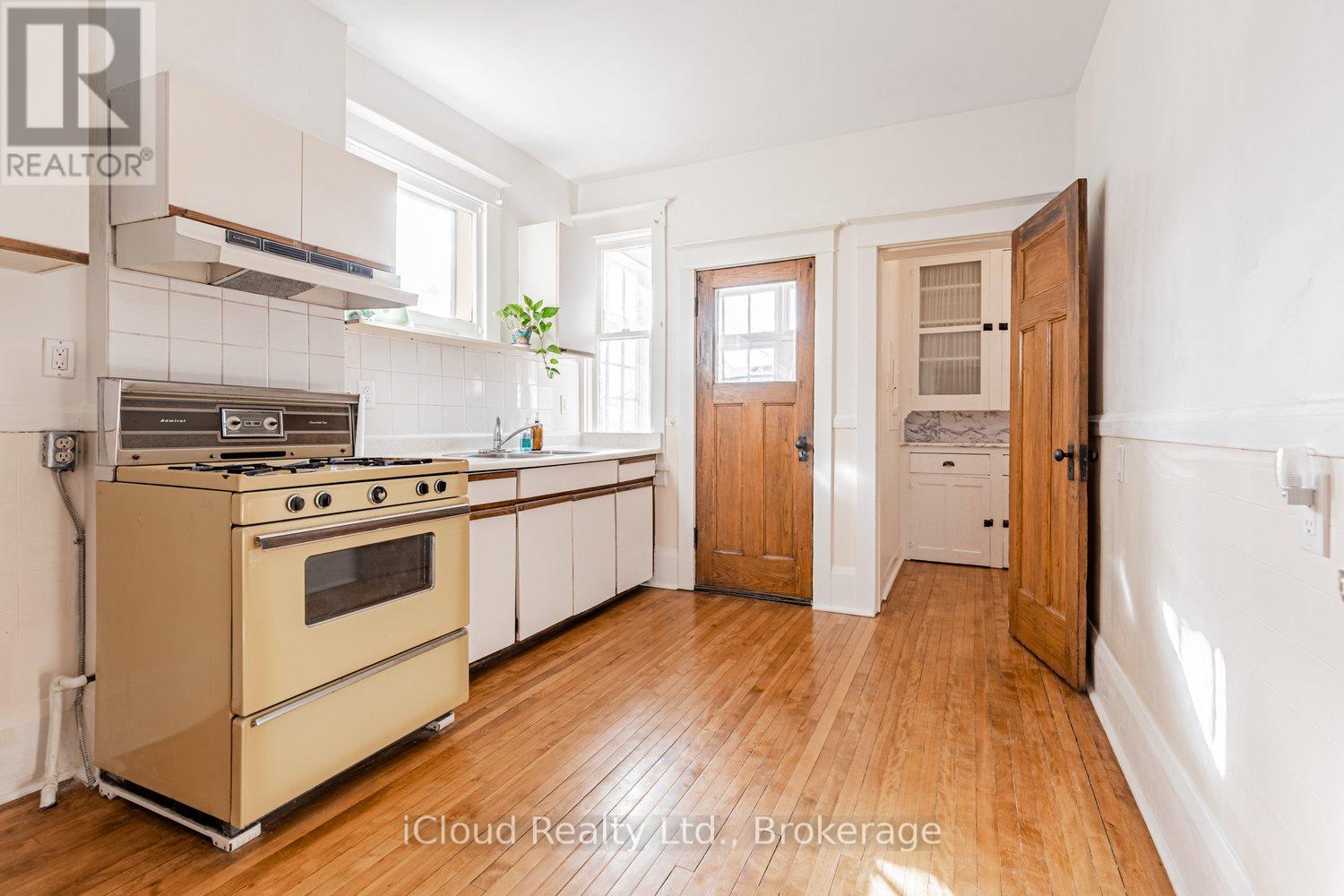 74 Glendale Avenue, Toronto, Ontario  M6R 2T1 - Photo 22 - W12739608