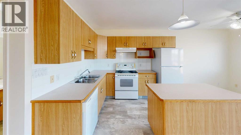 4, 236 St. James Boulevard N, Lethbridge, Alberta