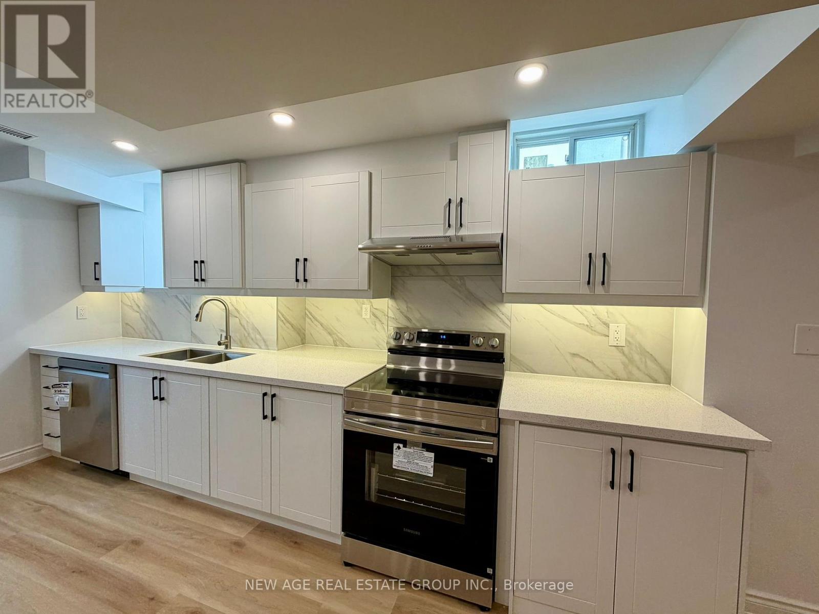 47 Mountain Heights Pl Place, Hamilton, Ontario  L8B 1X7 - Photo 2 - X12739584