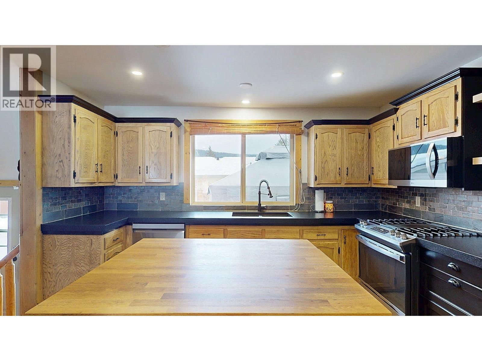 958 Galbraith Drive, Elkford, British Columbia  V0B 1H0 - Photo 11 - 10374242