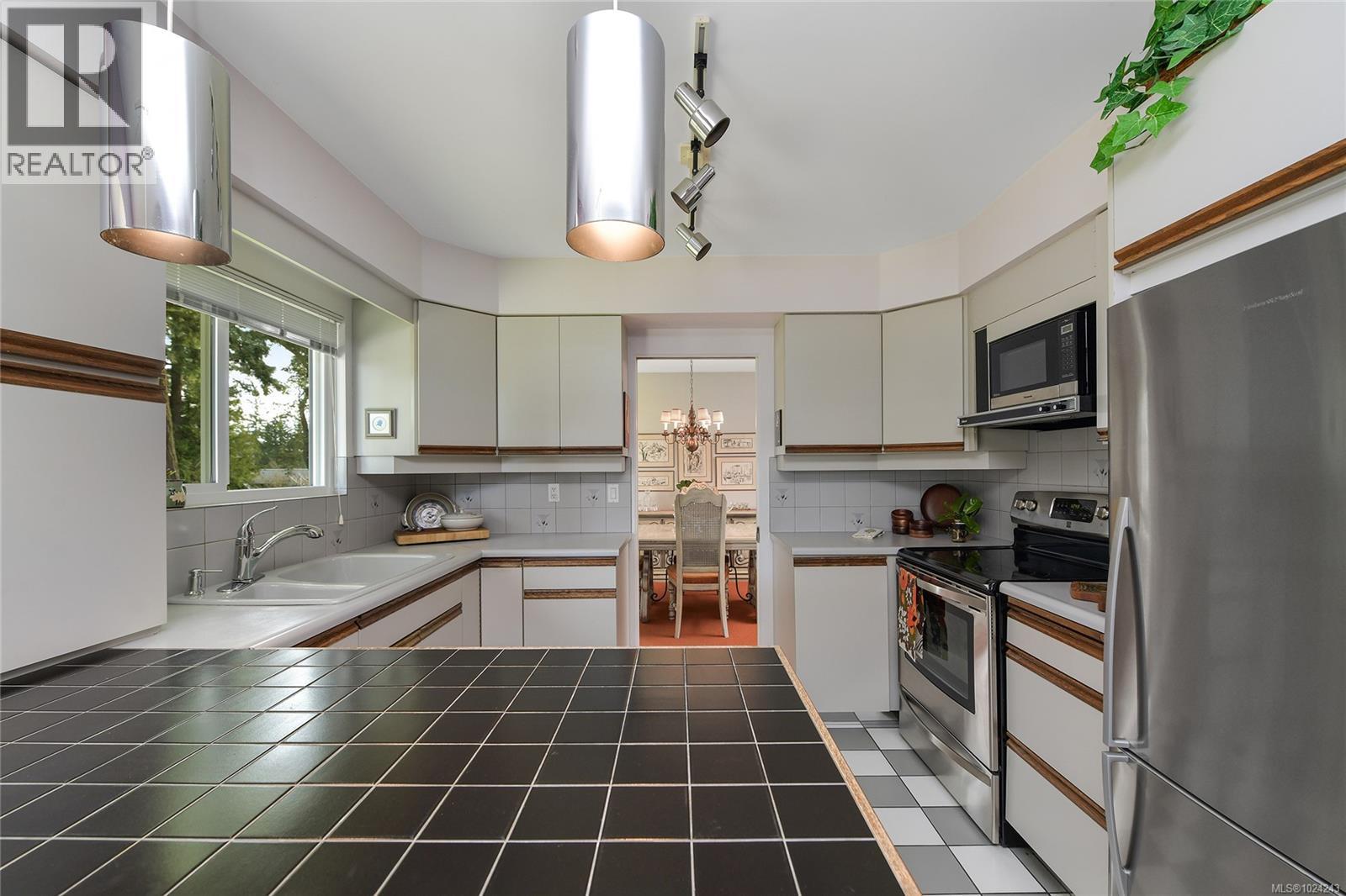 4911 Sea Ridge Dr, Saanich, British Columbia  V8Y 2B5 - Photo 17 - 1024243