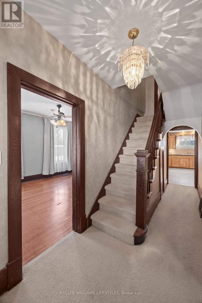 136 Queen Street, North Middlesex, Ontario  N0M 1A0 - Photo 10 - X12739664